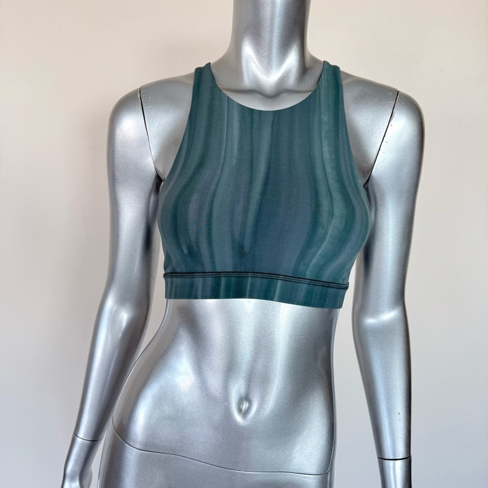 Lululemon Athletica women sport bra size 4 US